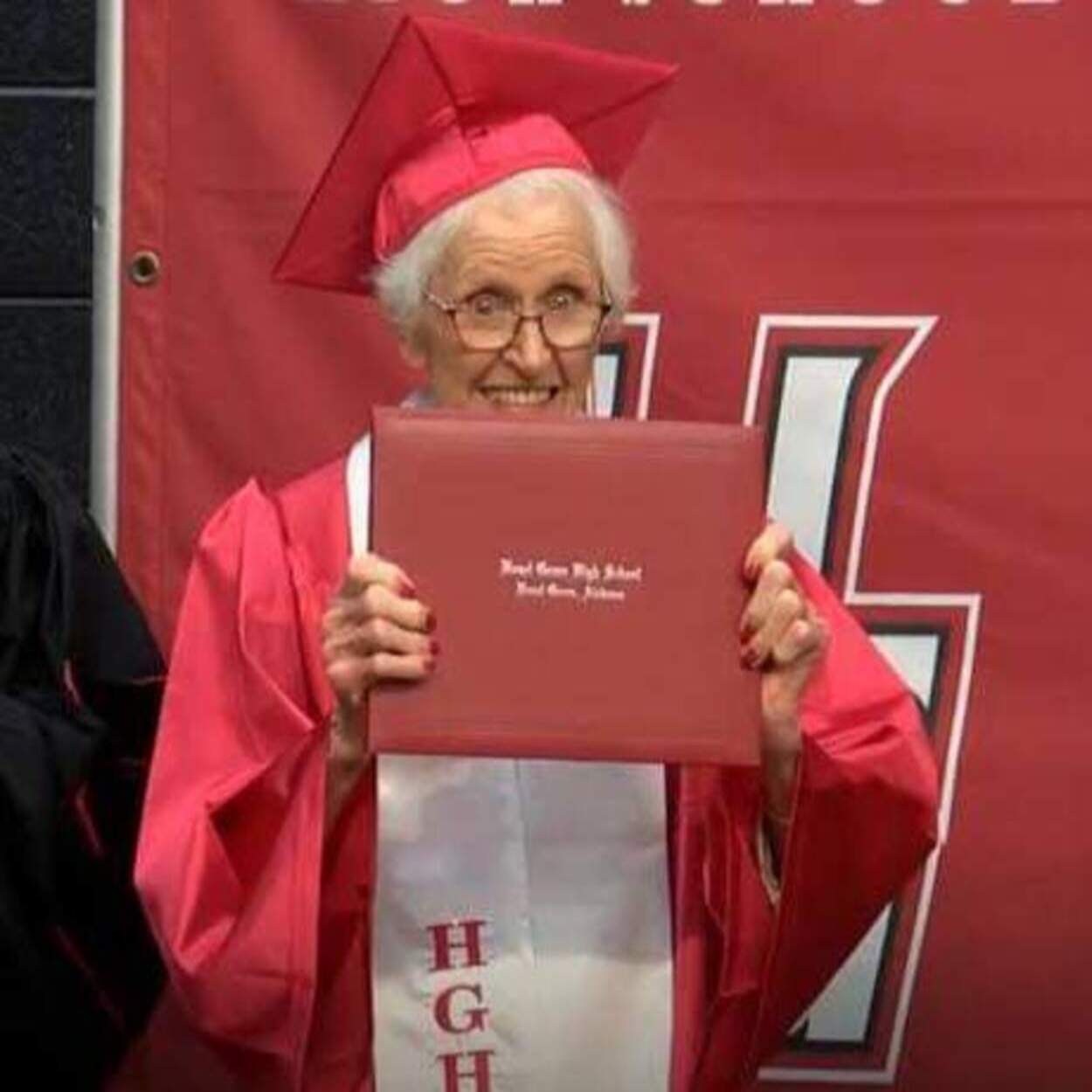 Una mujer se gradúa de bachillerato a los 94 años