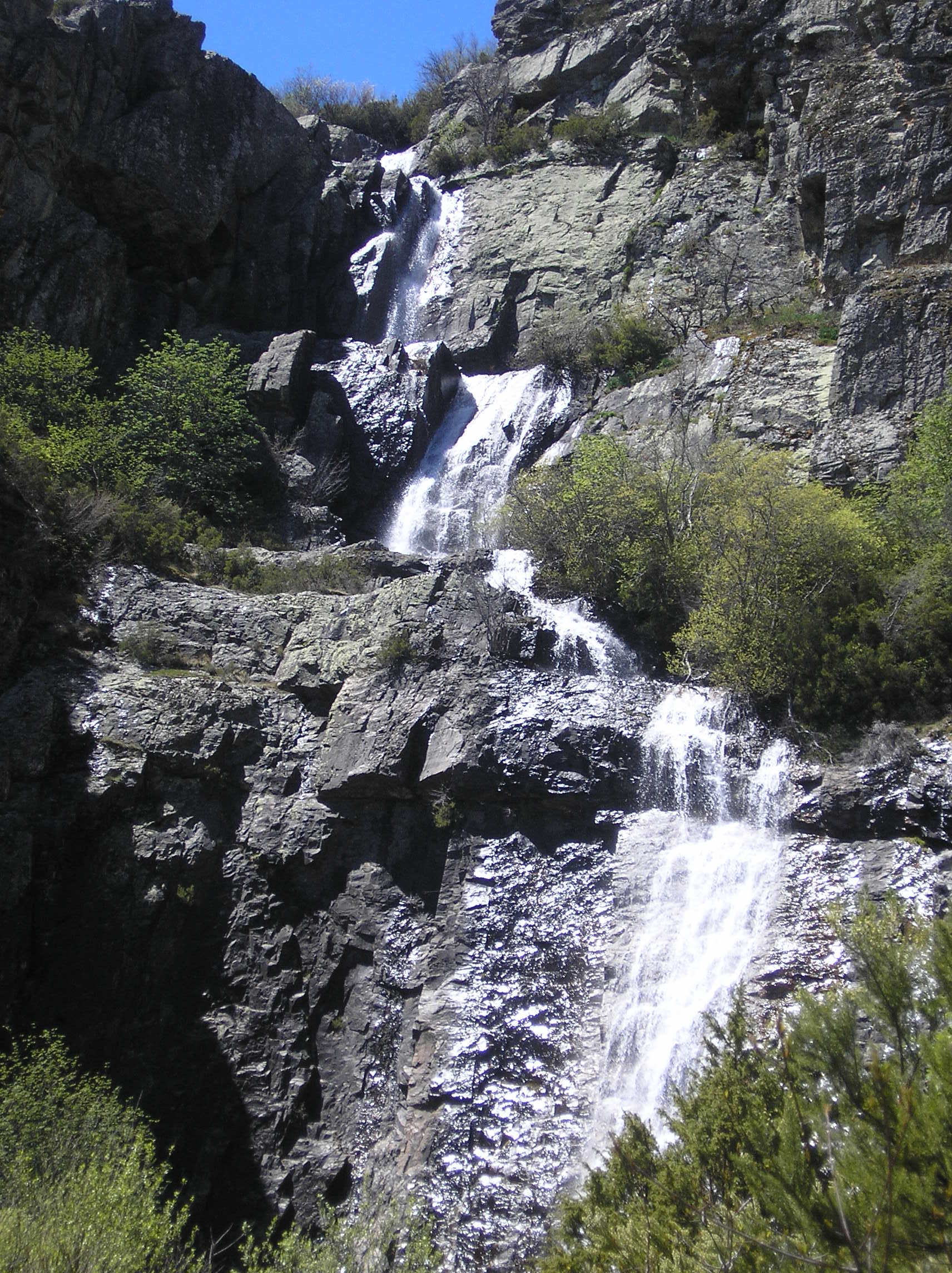 Las chorreras de Despeñalagua forman un singular salto de agua en Valverde los Arroyos (Wikimedia Commons)