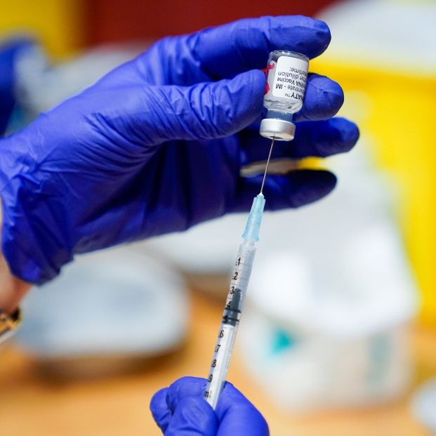 EuropaPress 3769340 trabajador sanitario prepara primera dosis vacuna pfizer biontech contra