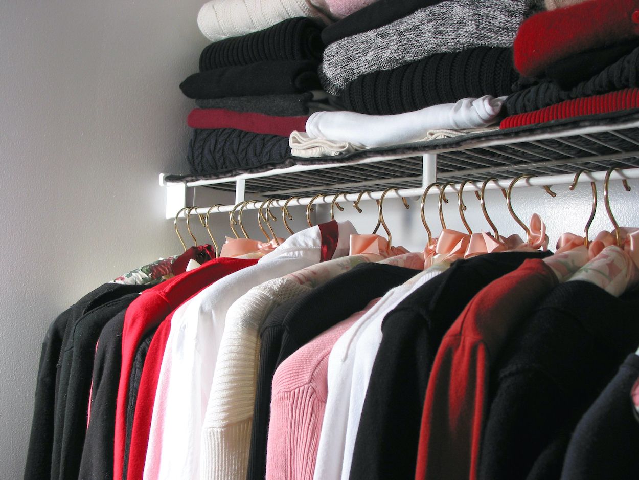 Colgar camisetas en hot sale perchas