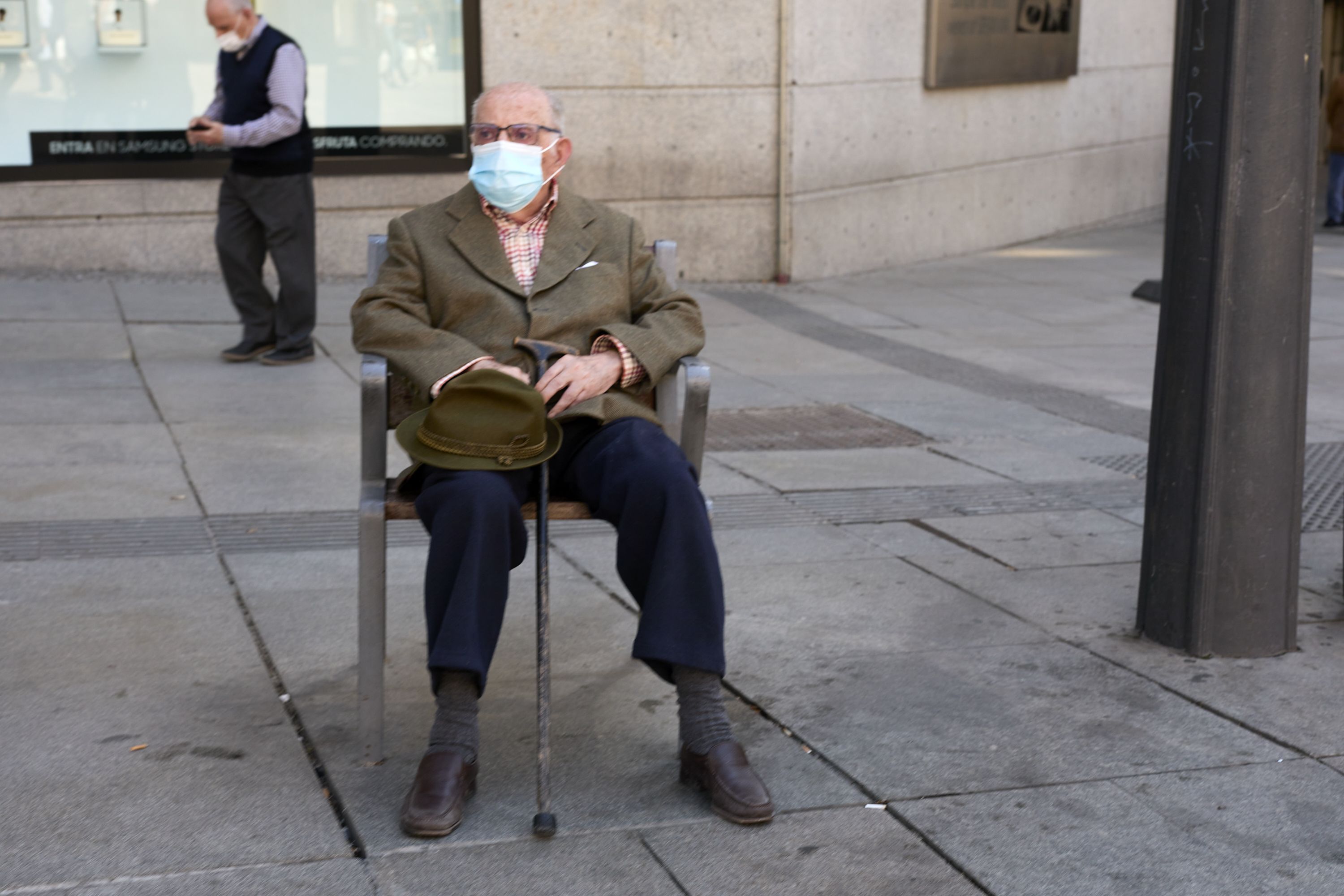 EuropaPress 3691863 anciano sentado banco puerta sol mascarilla mayo 2021 madrid espana partir