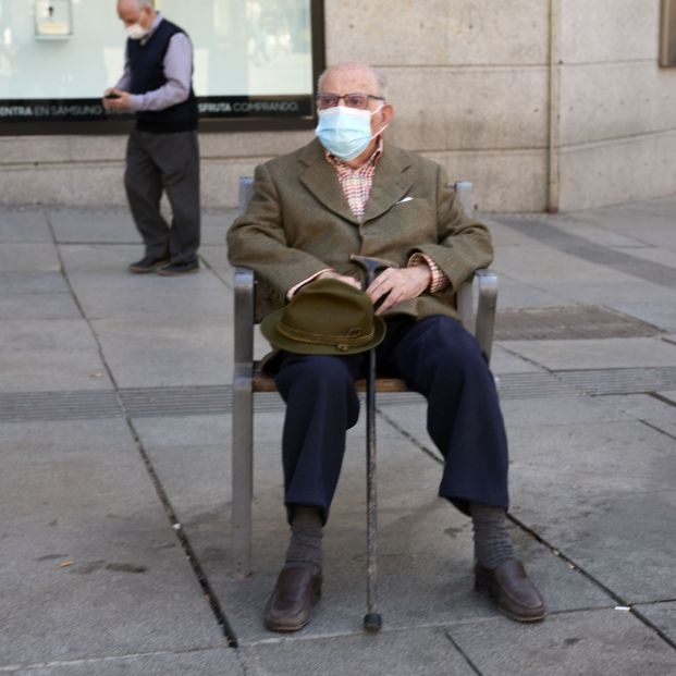 EuropaPress 3691863 anciano sentado banco puerta sol mascarilla mayo 2021 madrid espana partir