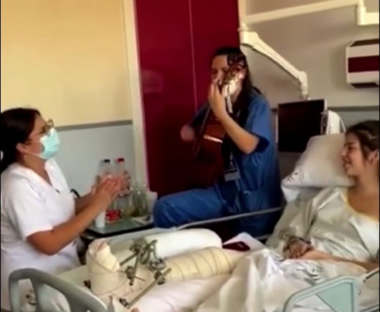 Emotivo vídeo de una estudiante de enfermería que le canta a su paciente en el día de su despedida