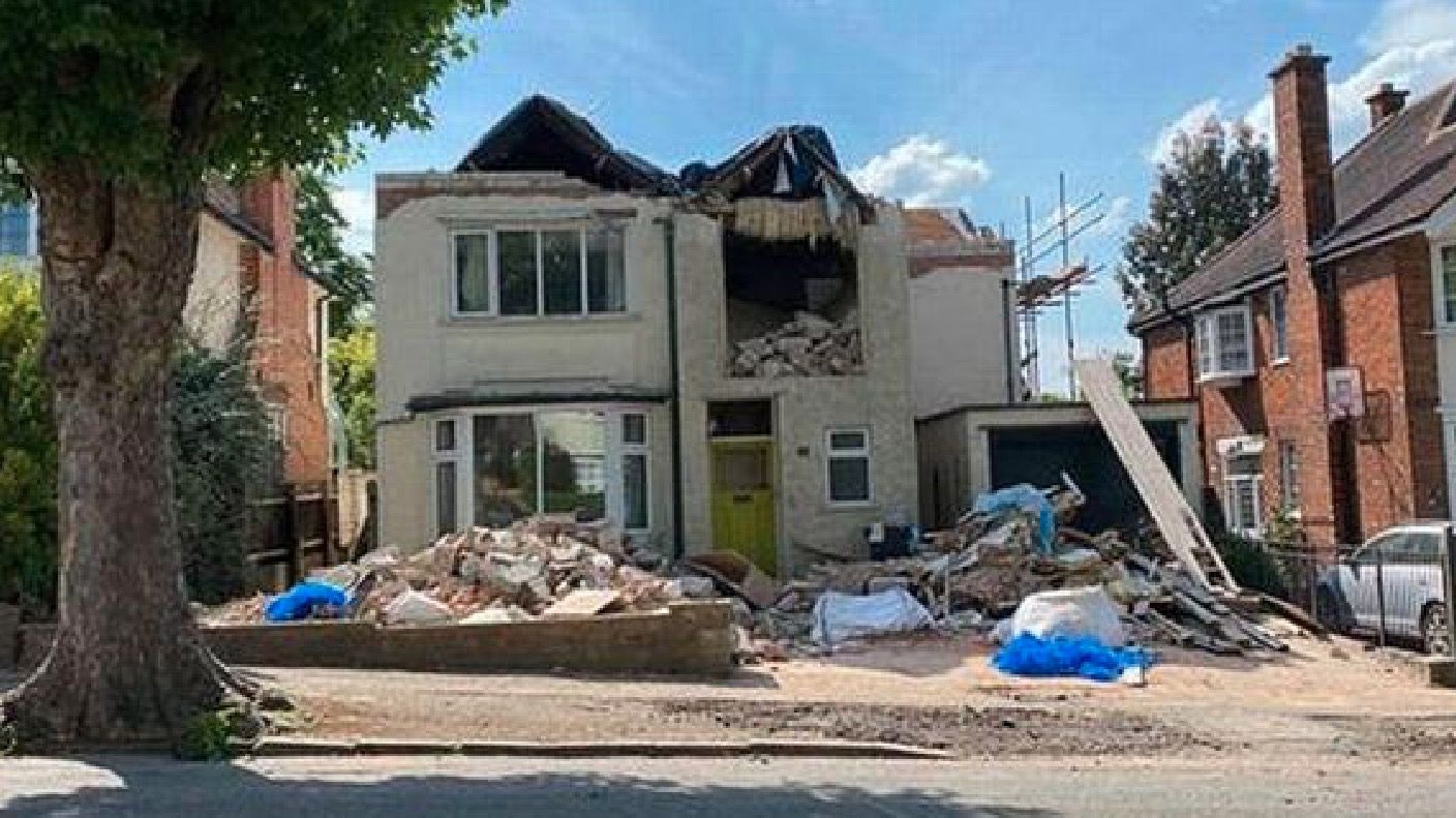 Un albañil destruye una casa tras reformarla porque no le pagaron lo que le debían