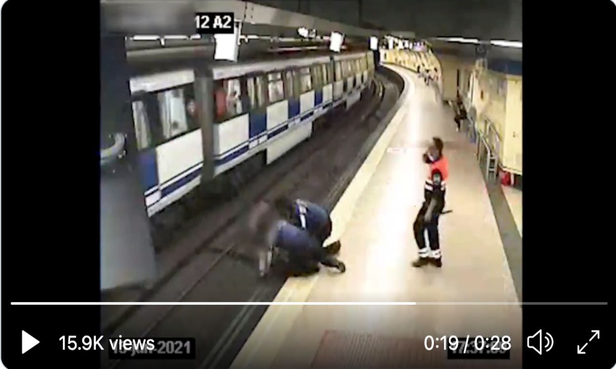 La Policía salva la vida de una joven que se quería lanzar a las vías del metro de Madrid