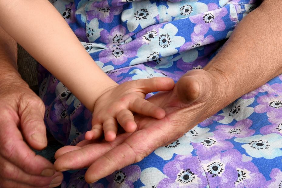 Una abuela trabaja como estatua para poder alimentar a su nieto