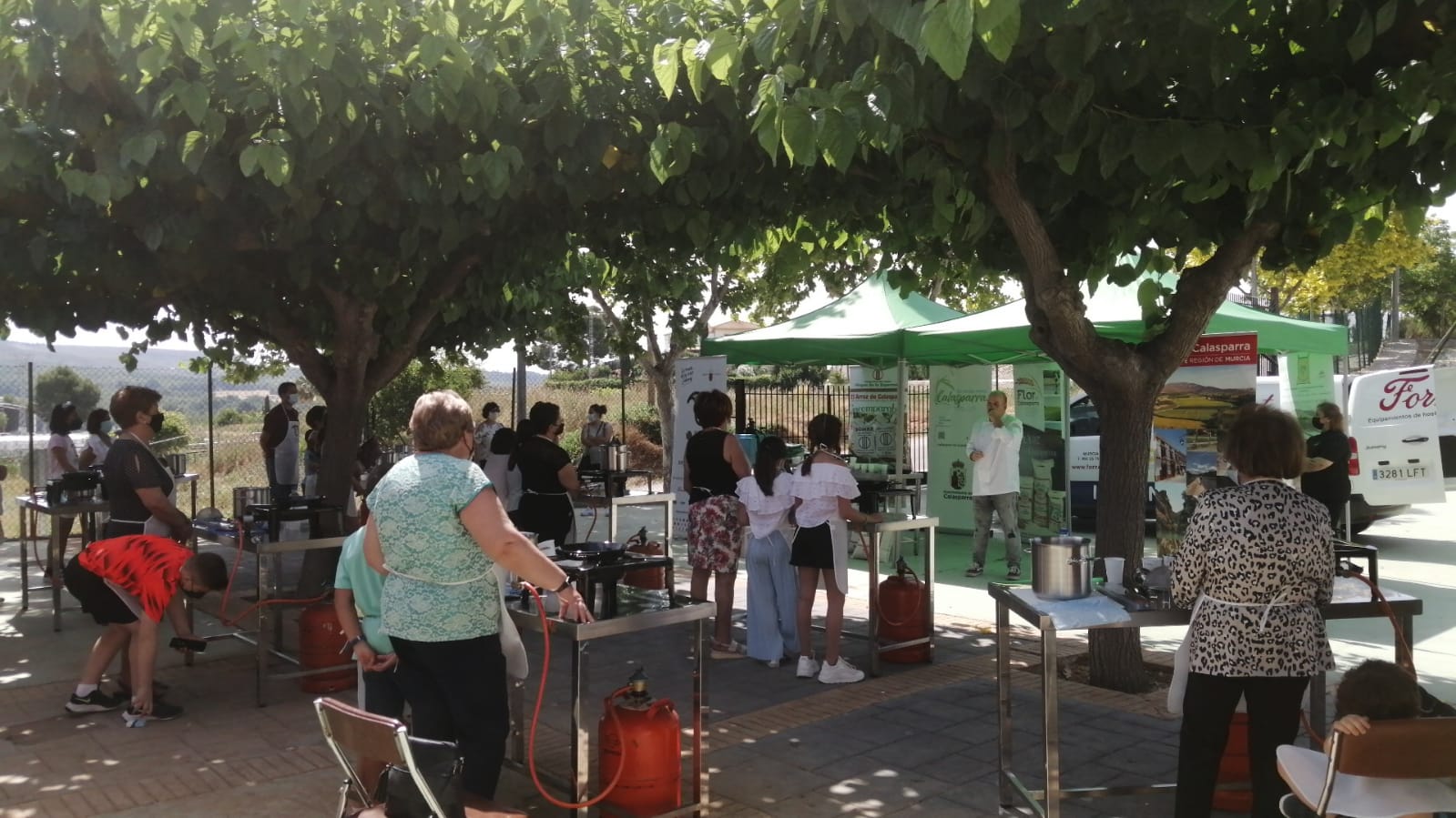 Nietos y abuelos se unen para recuperar las recetas de la cocina tradicional de Murcia 