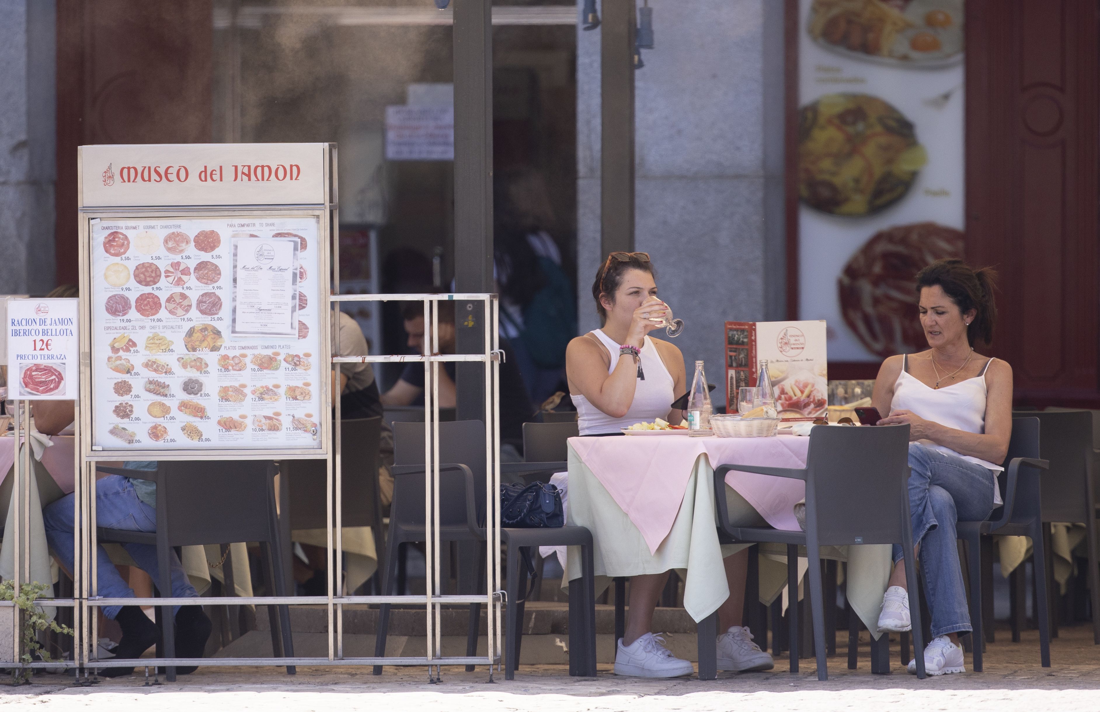 ¡Cuidado! Así roban ahora los bolsos en bares y restaurantes. Foto: Europa Press