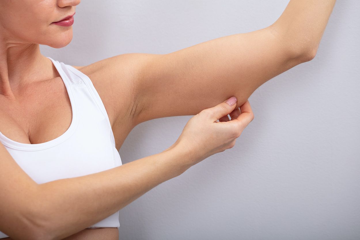 Cómo evitar la flacidez en la piel de los brazos y rodillas