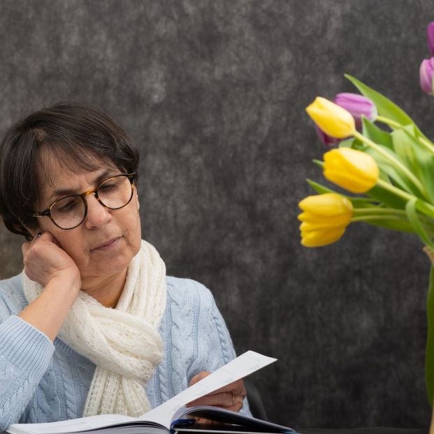 libro lectura para cuidar la salud del cerebro (bigstock)