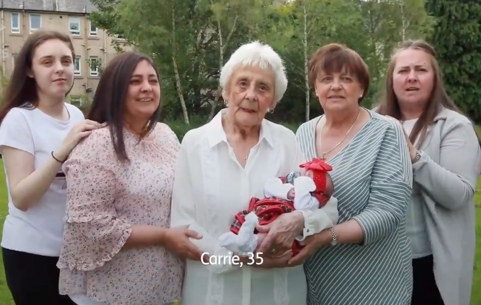 Tataratataratataraabuela a los 86 años: una familia suma seis generaciones vivas