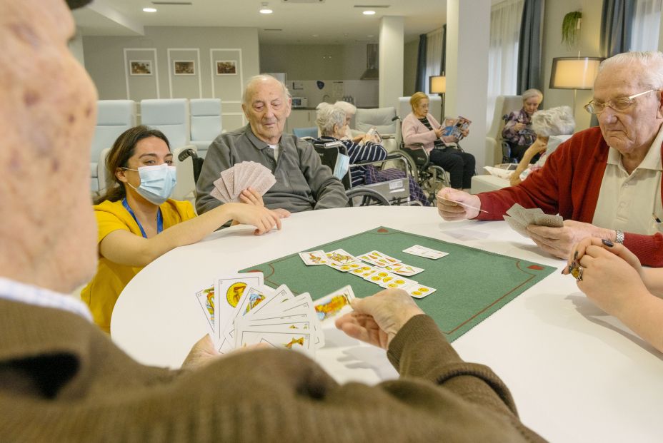 Residentes y trabajadores de CleceVitam jugando una partida de cartas