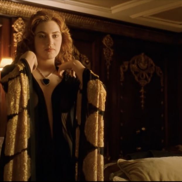 Rose (Kate Winslet) desnudándose para que Jack (Leonardo DiCaprio) pinte su cuadro en Titanic (captura película)