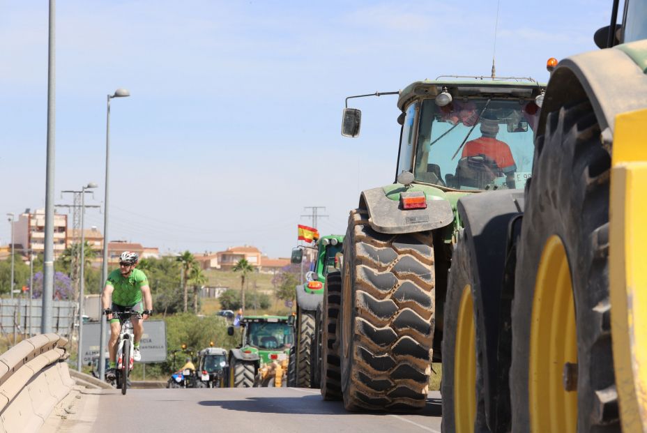 EuropaPress 3711810 hilera tractores tractorada defensa trasvase tajo segura 15 mayo 2021