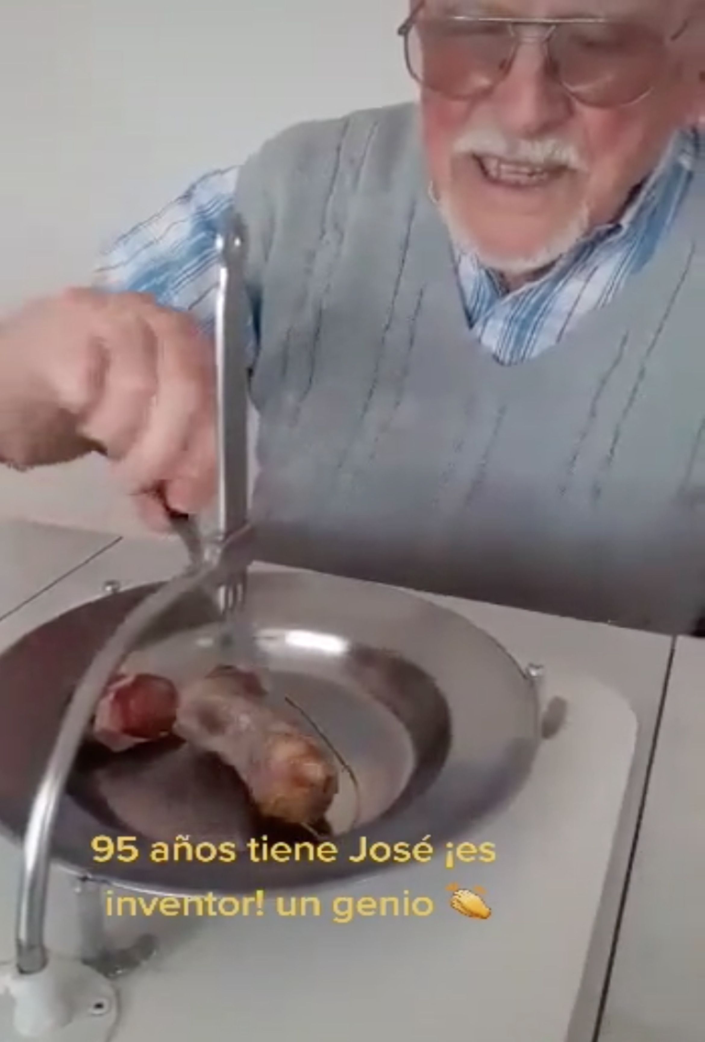 Un hombre de 95 años inventa un aparato para que las personas con una mano puedan usar cubiertos