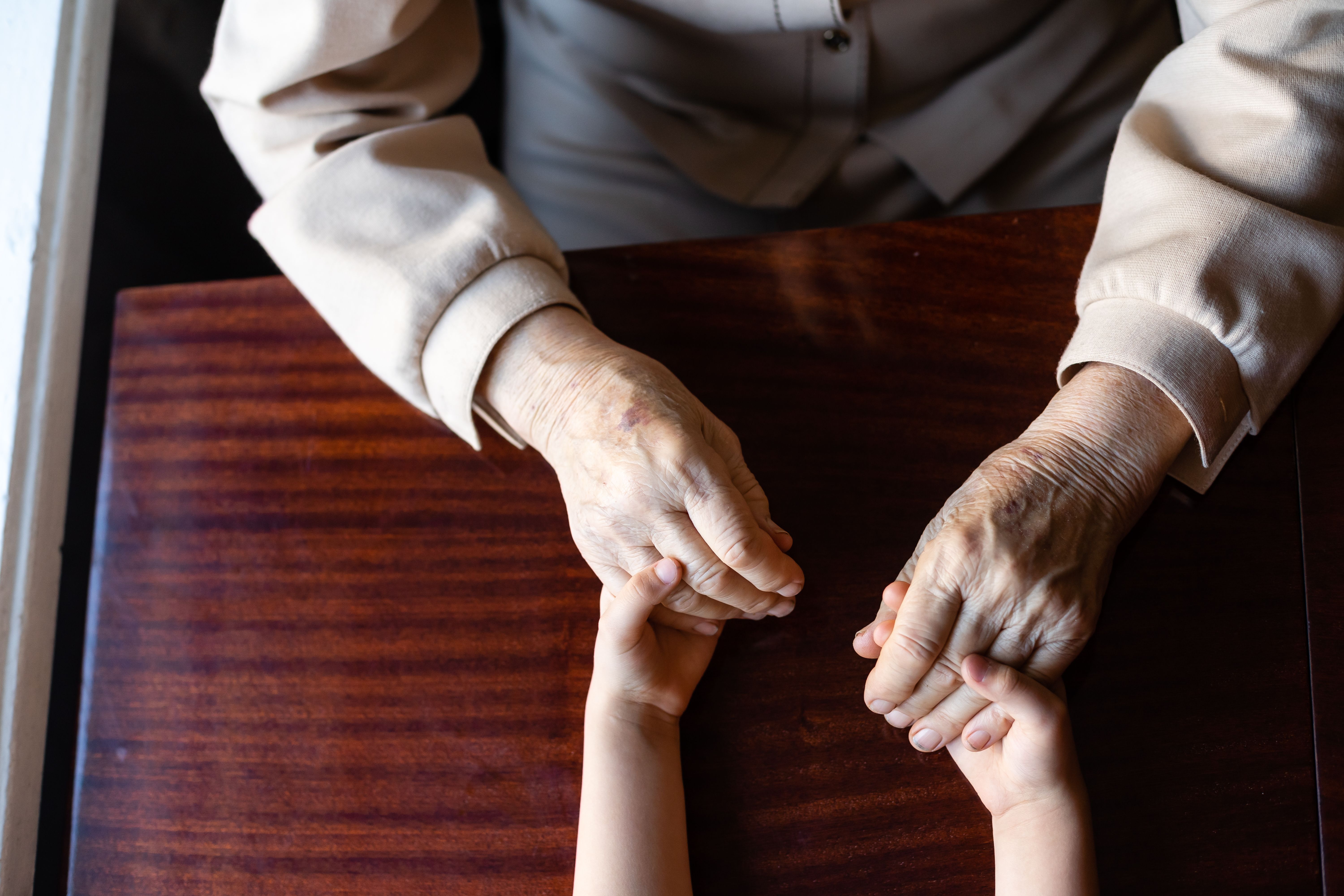 Un abuelo visibiliza la enfermedad de su nieta con una ducha portátil