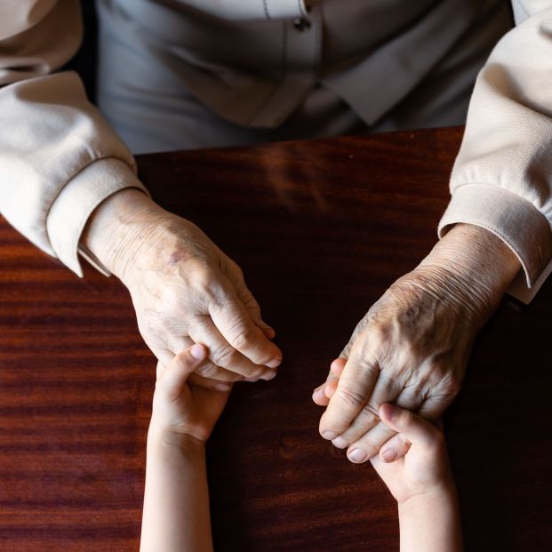 Un abuelo visibiliza la enfermedad de su nieta con una ducha portátil