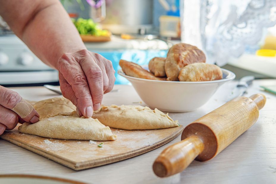 Los abuelos hornean contra la soledad y la pobreza. Foto: Bigstock