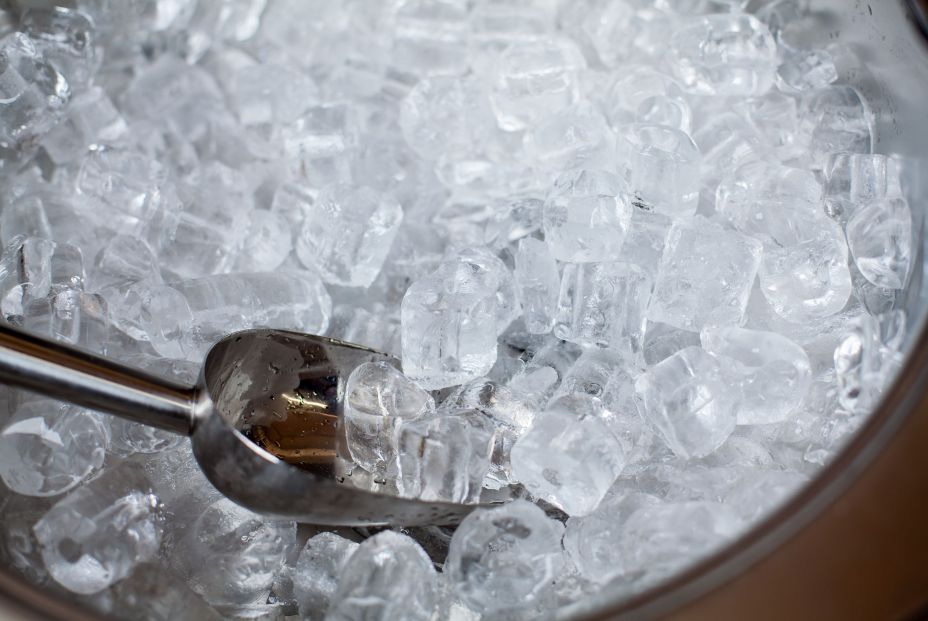 El truco para que los cubitos de hielo se congelen ante