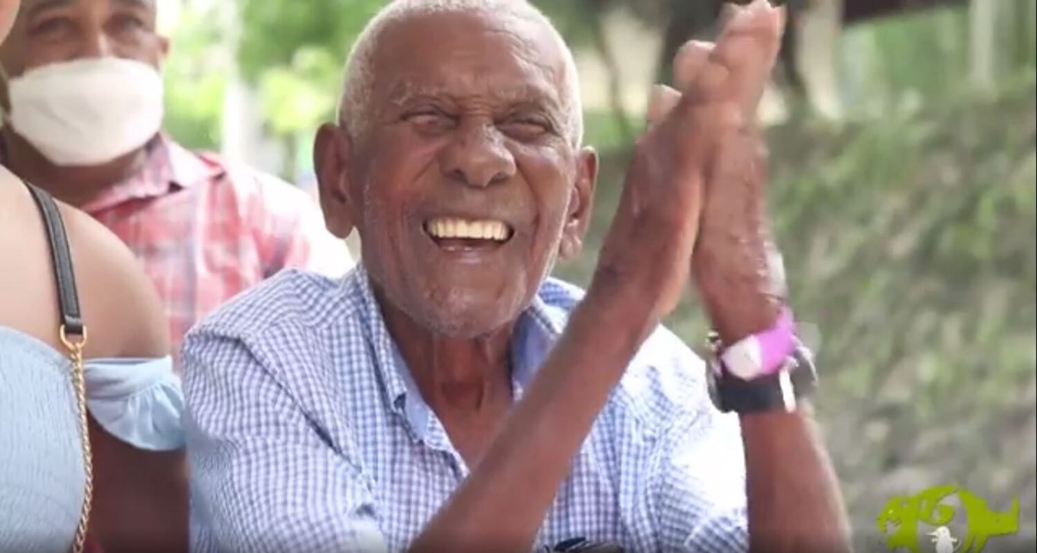 Cumplido el deseo de un hombre de 105 años por su cumpleaños: visitar el zoológico