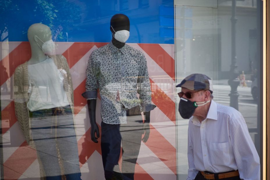 Epidemiólogos piden a los mayores que no se quiten las mascarillas al aire libre con no convivientes