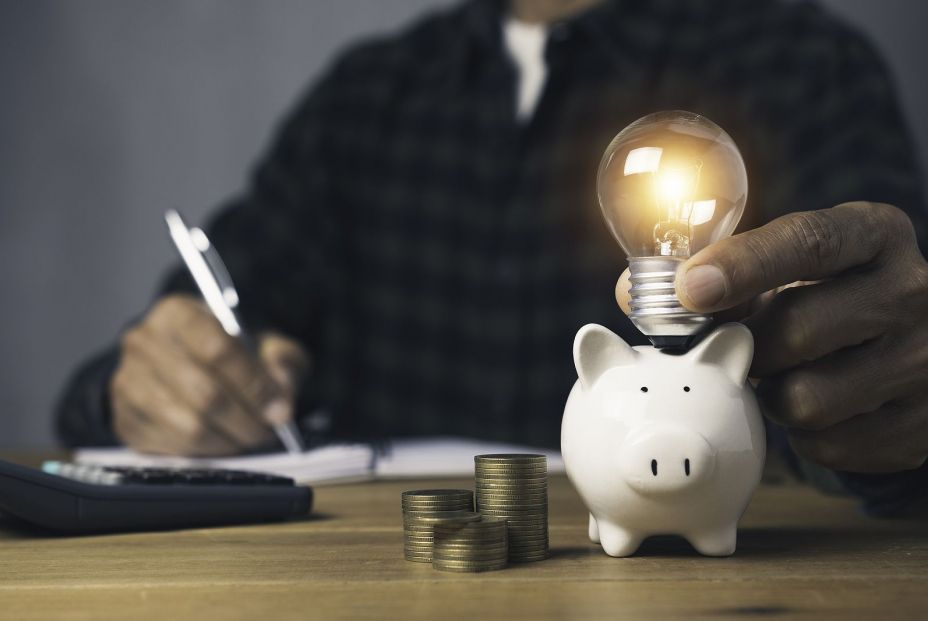 Las 'trampas' de la bajada del IVA de la luz: apenas supondrá un ahorro de 6-7 euros al mes