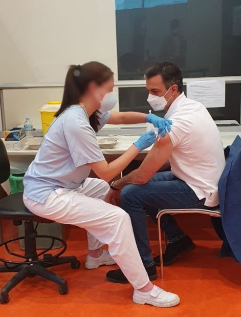EuropaPress 3791845 sanchez recibe primera dosis vacuna contra covid hospital puerta hierro