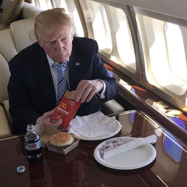 Donald Trump comiendo Mcdonald's en el 'Air Force One'. Foto: Instagram @realdonaldtrump