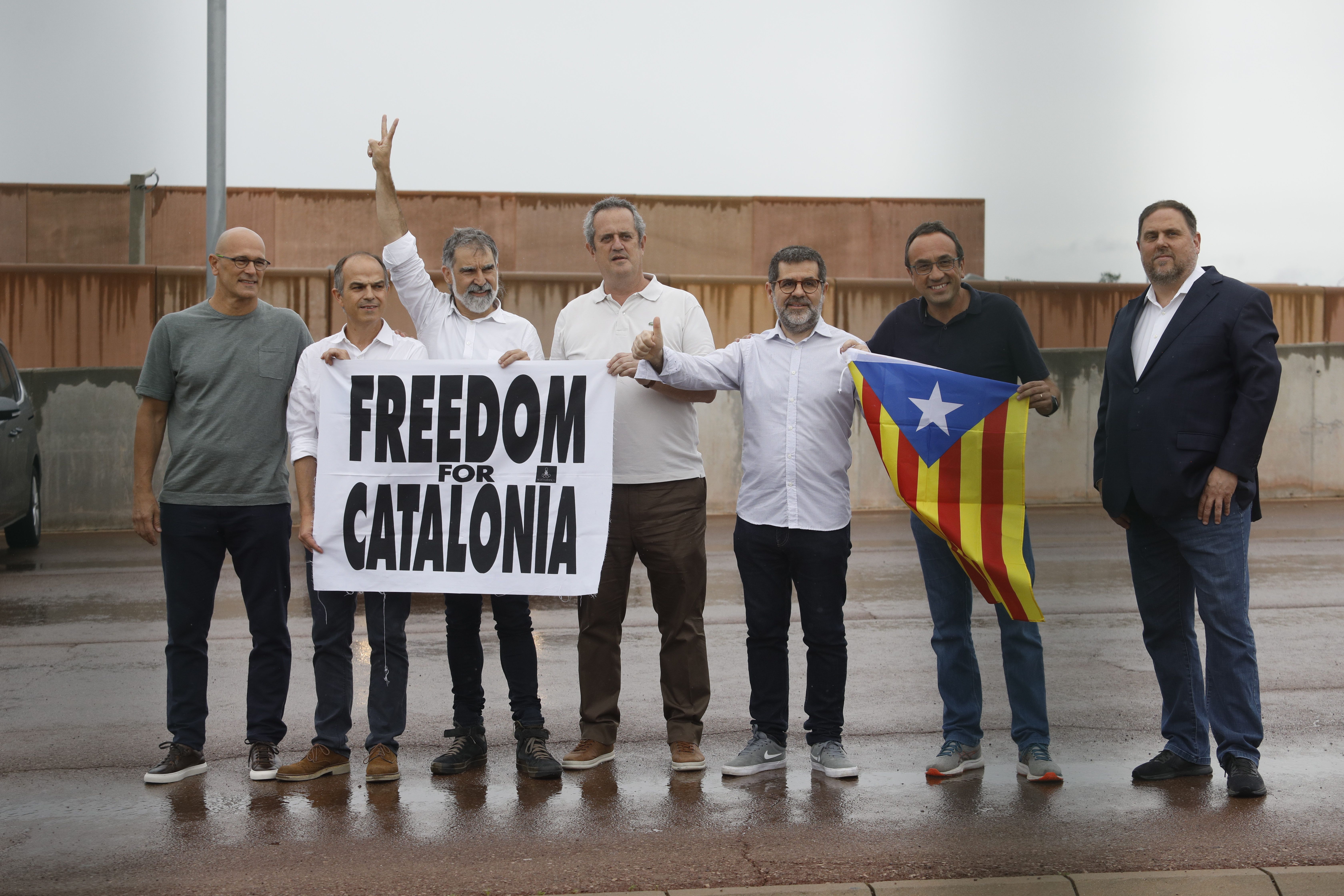 EuropaPress 3801437 junqueras forn rull turull romeva sanchez cuixart salen lledoners indulto