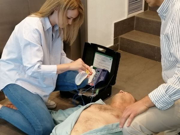 Poner desfibriladores en el portal salva vidas: el 60% de los paros cardíacos se producen en casa