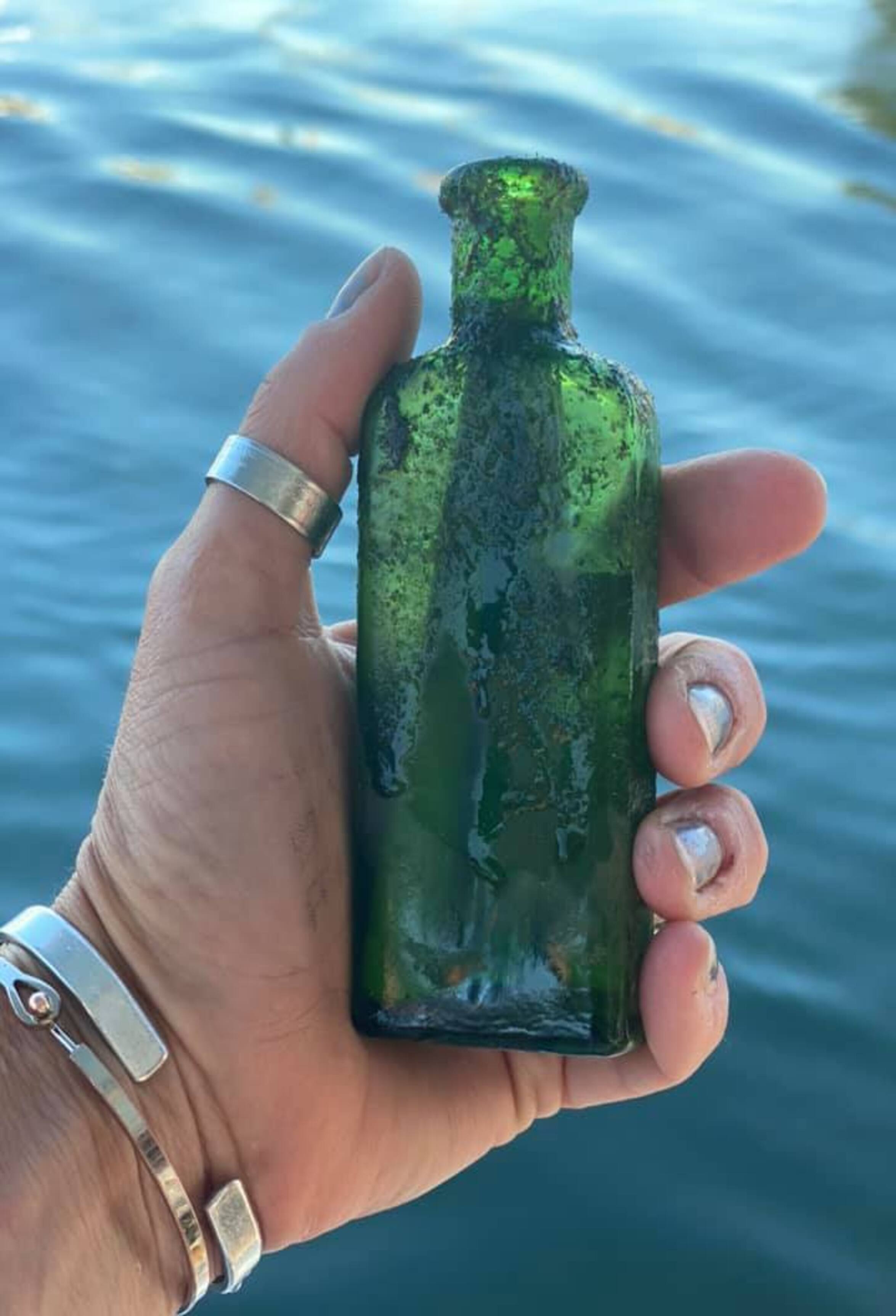 Halla en el mar un mensaje en una botella de hace 95 años y localiza a la hija de quien lo escribió