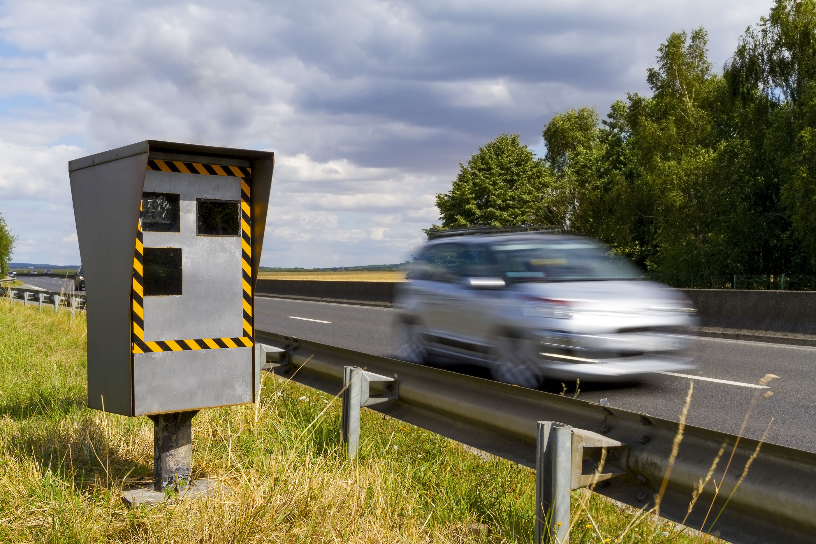 Retiran la multa a una mujer por circular a 298 km/h en un tramo de 60 km/h (bigstock)