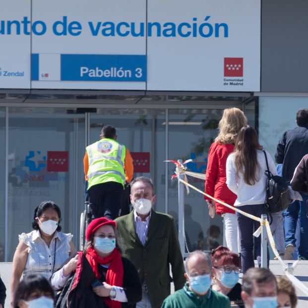 EuropaPress 3685334 lydia lozano espera cola hospital isabel zendal turno ser vacunada 04 mayo