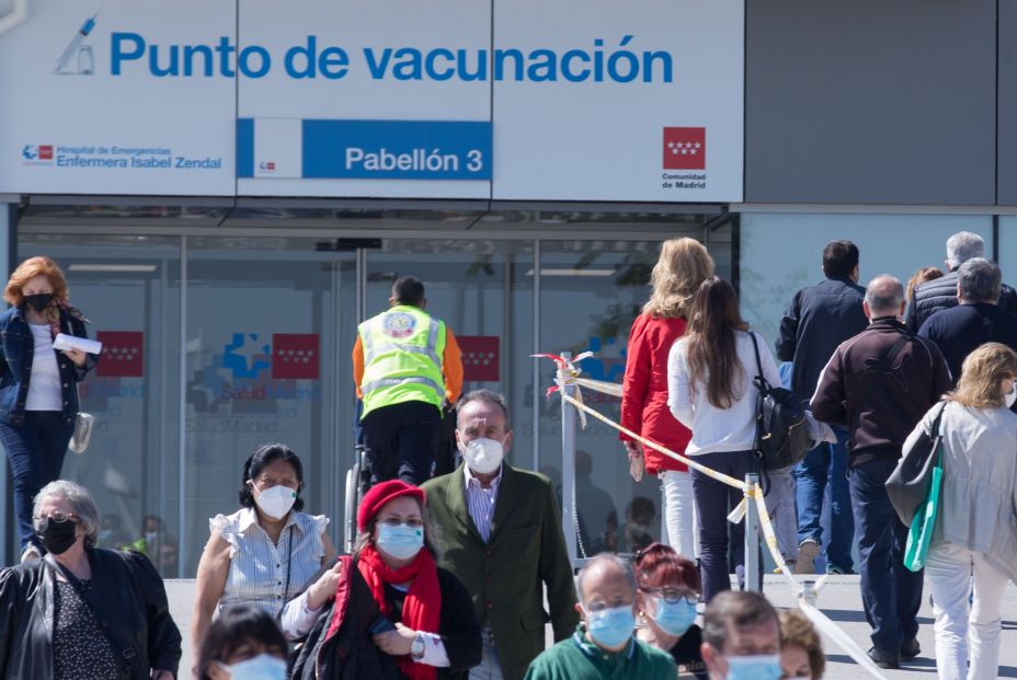 EuropaPress 3685334 lydia lozano espera cola hospital isabel zendal turno ser vacunada 04 mayo