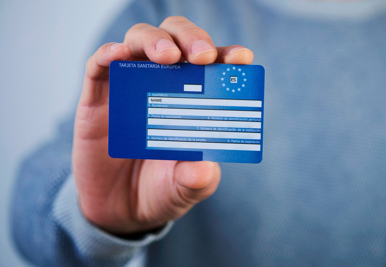 Si viajas este verano, pide la tarjeta sanitaria europea (además del pasaporte Covid)