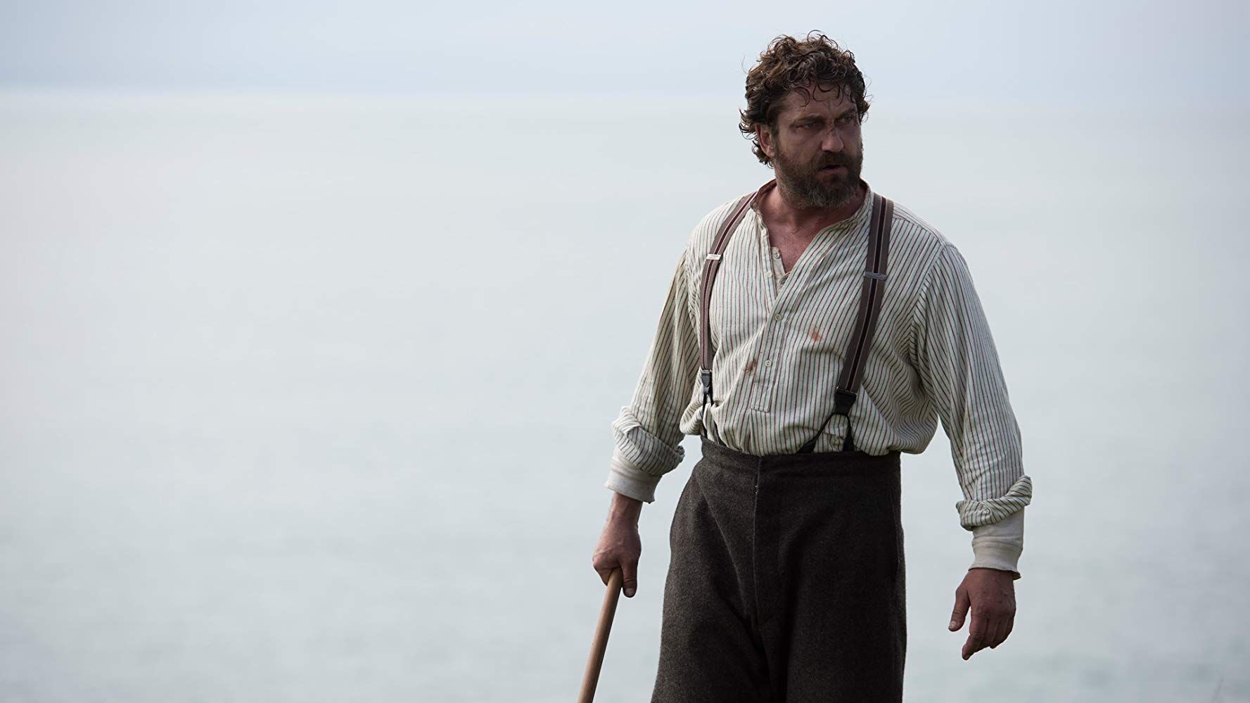 Gerard Butler en Keepers, el misterio del faro (2018) (Mad as birds)