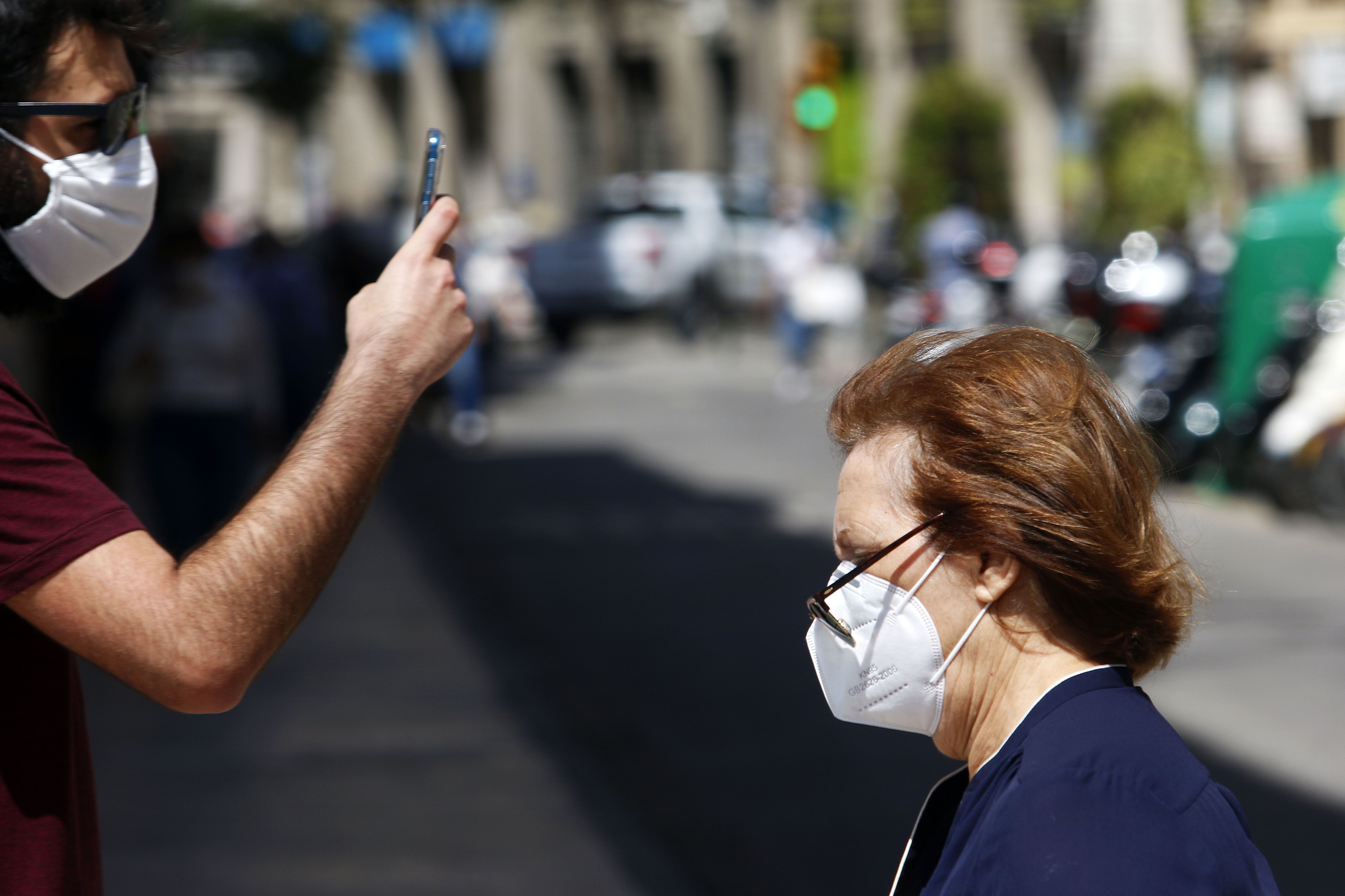 Epidemiólogos advierten a los mayores: "¡No te quites la mascarilla!"