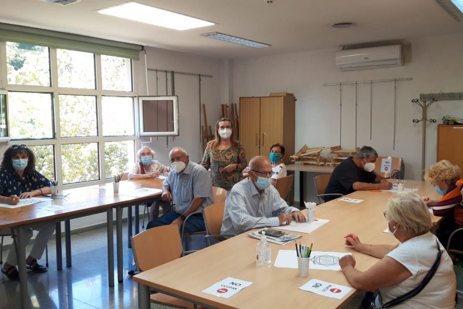 Los centros de mayores abren sus puertas, y los mayores lo agradecen: "Me habían quitado media vida" Los centros de mayores abren sus puertas, y los mayores lo agradecen: "Me habían quitado media vida"