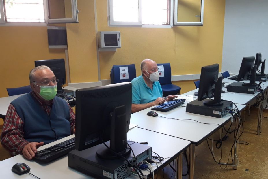 Los centros de mayores abren sus puertas, y los mayores lo agradecen: "Me habían quitado media vida" Los centros de mayores abren sus puertas, y los mayores lo agradecen: "Me habían quitado media vida"