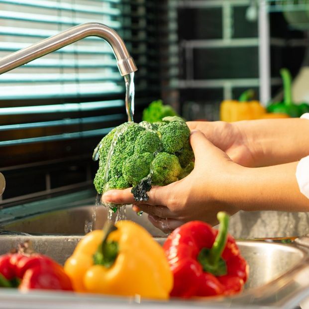 Cómo desinfectar tus verduras y frutas usando sal y limón