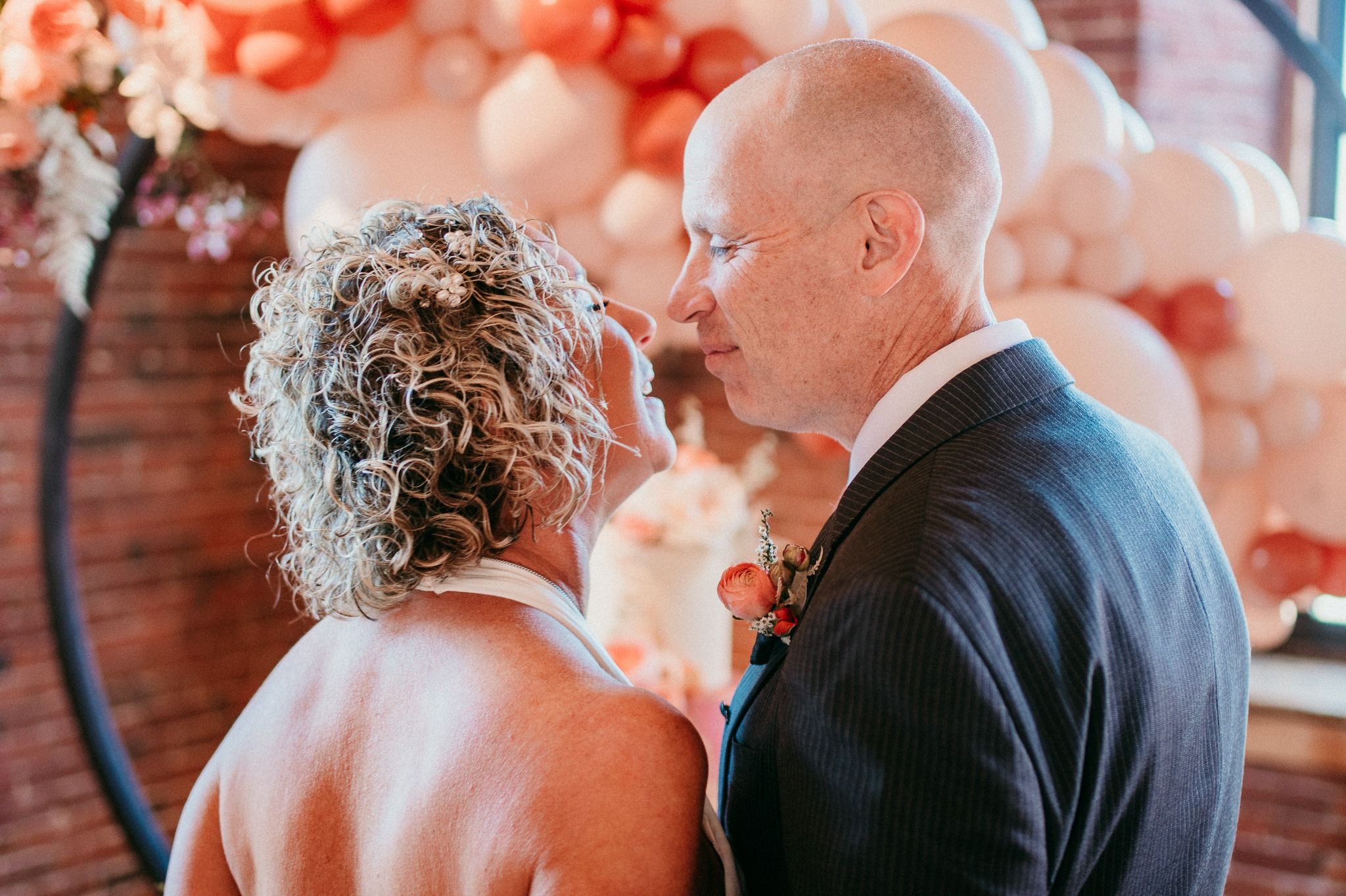 Un hombre con alzhéimer olvida que está casado y vuelve a enamorarse de su esposa