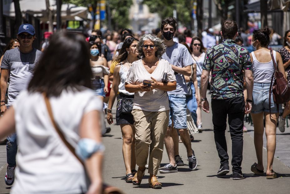 EuropaPress 3808713 mujer pasea mascarilla centro madrid primer dia no obligado uso mascarilla