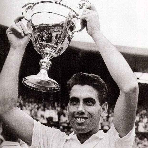 Manolo Santana levantando el trofeo de Wimbledon (manolosantana.com)