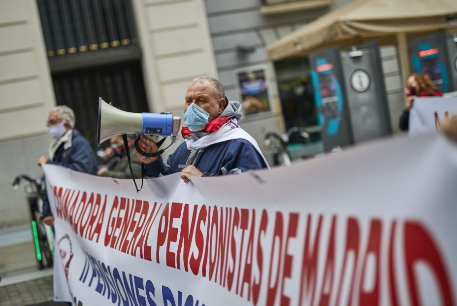 EuropaPress 3487338 pensionista habla megafono sujeta pancarta manifestacion convocada