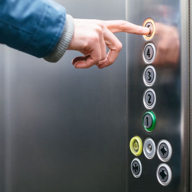 Casos en que es obligatorio instalar y pagar un ascensor si lo pide un vecino mayor de 70 años  (Foto Bigstock)