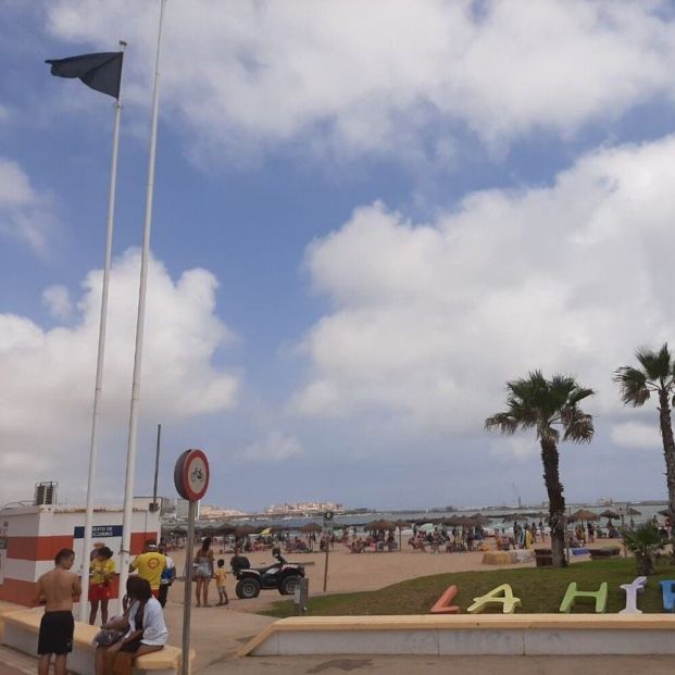 EuropaPress 3241036 imagen bandera negra declarar cierre playa hipica melilla (1)