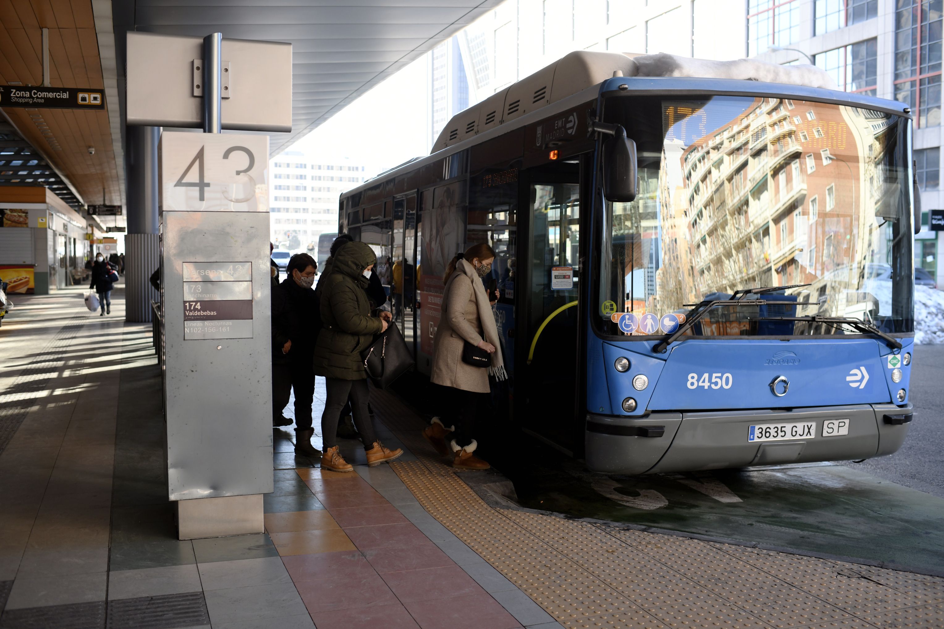 Almeida anuncia un nuevo billete de autobús para transbordos y viajes gratis
