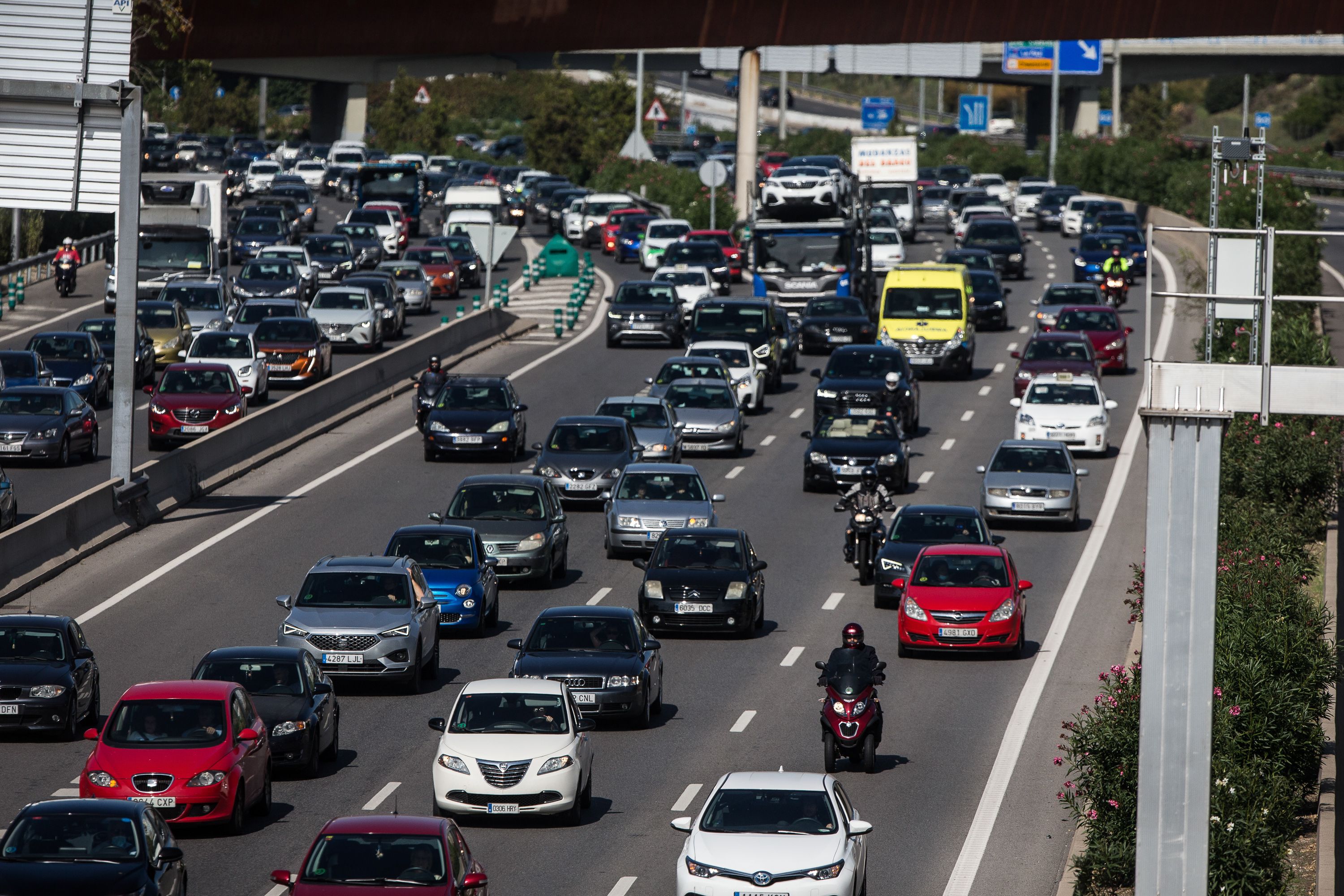No respetar la distancia de seguridad entre los coches te puede costar una multa de 500 euros (Foto: Europa Press)
