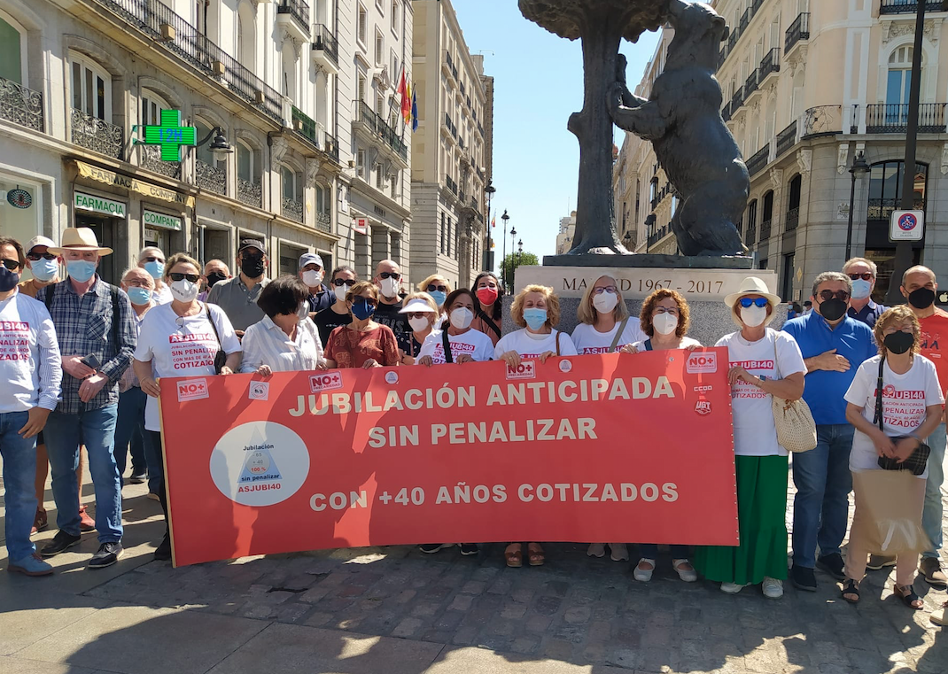 Escrivá lleva meses incumpliendo el Pacto de Toledo en cuanto a las largas carreras de cotización. Foto: Miembros de Asjubi40 en Puerta del Sol Foto, Asjubi40)