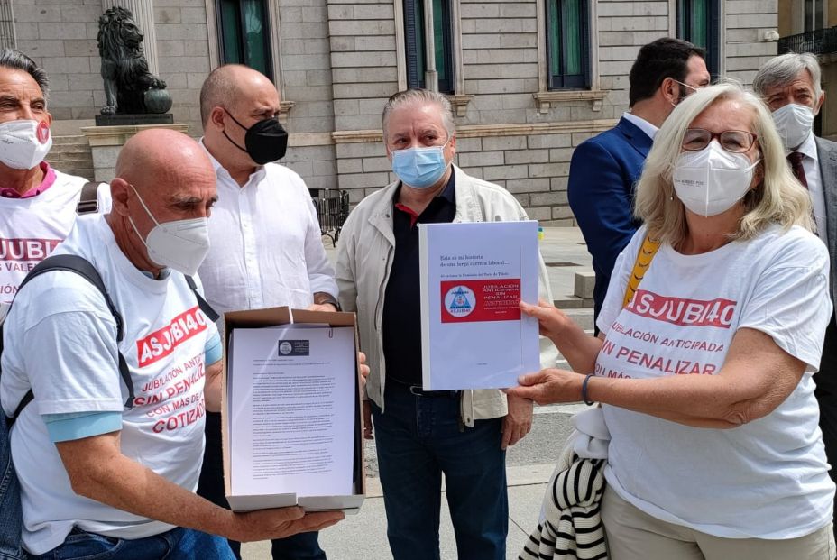 Entrega en el Congreso del libro 40 historias de Asjubi40